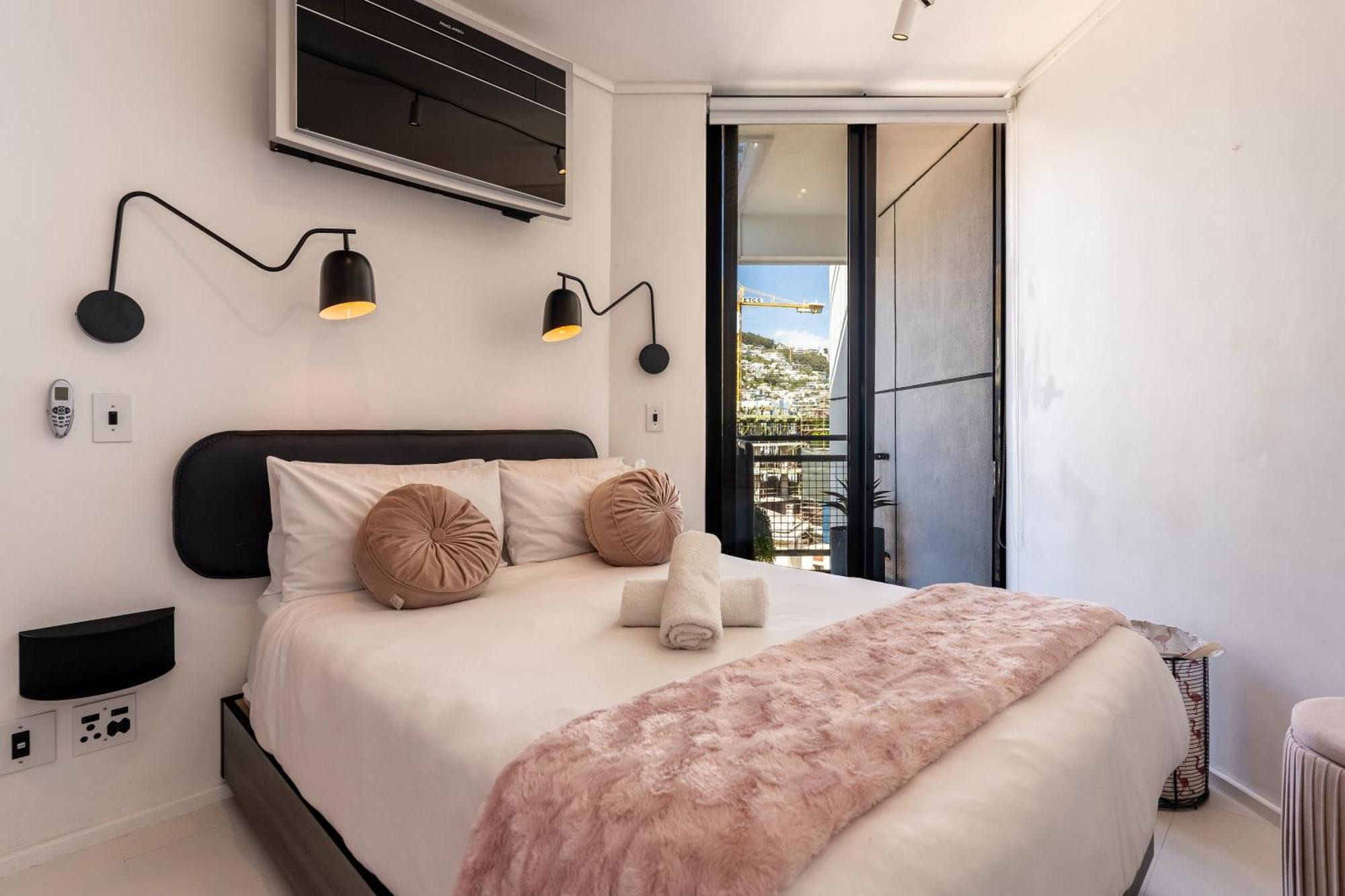 The Flamingo703: Spacious Corner Unit In Sea Point Apartment Cape Town