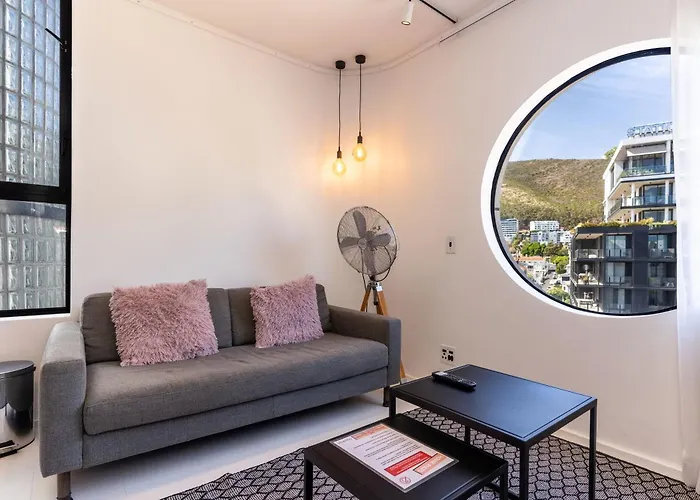 The Flamingo703: Spacious Corner Unit In Sea Point