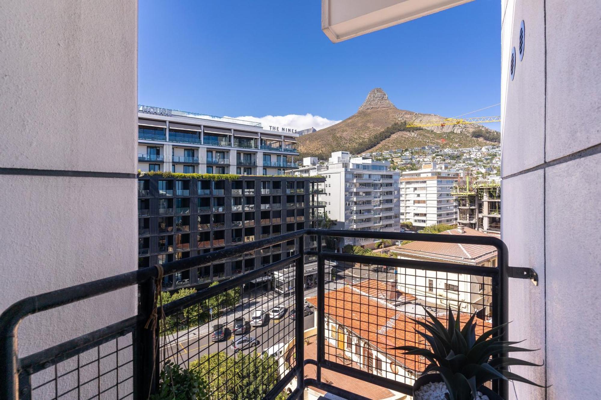 The Flamingo703: Spacious Corner Unit In Sea Point