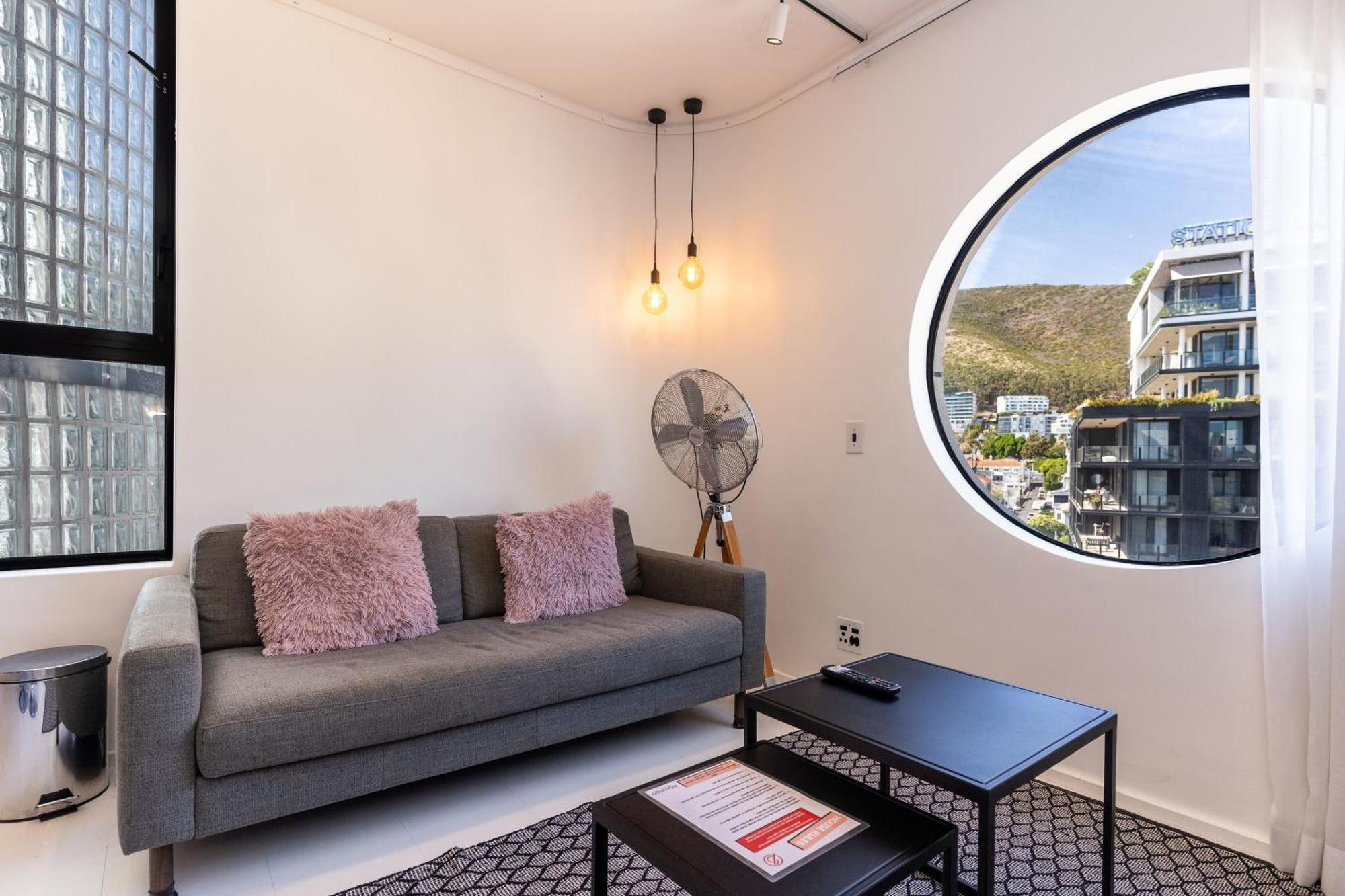 Apartment The Flamingo703: Spacious Corner Unit In Sea Point
